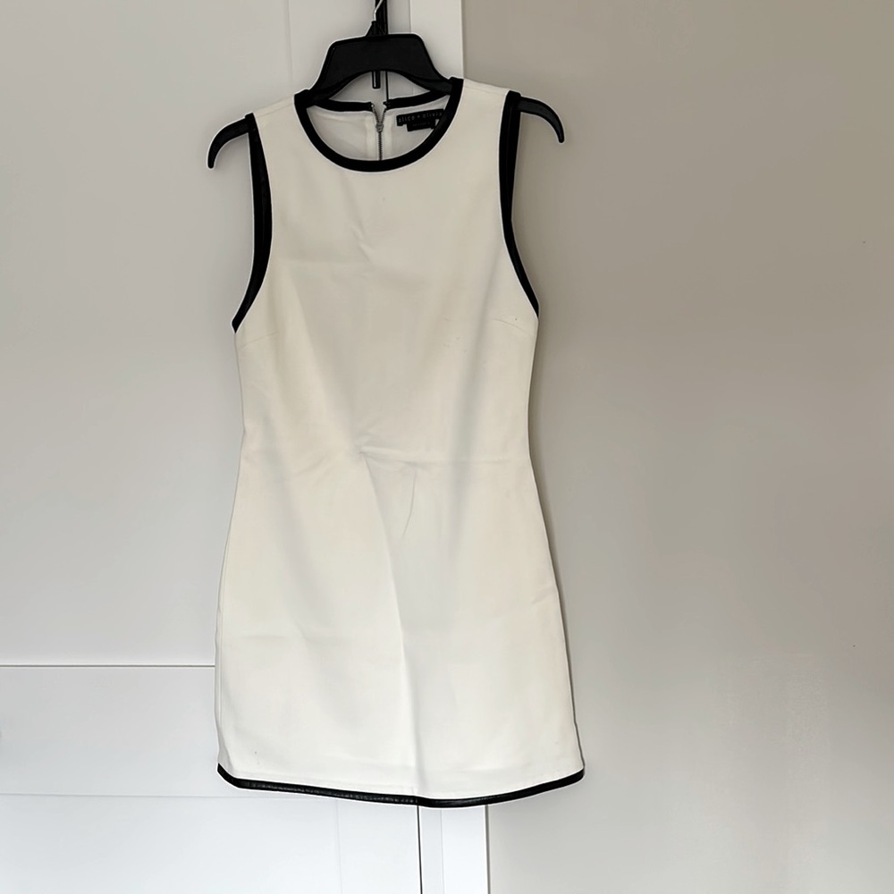 Alice + Olivia Cream and Black Sheath Mini Dress Sleeveless Crew Neck